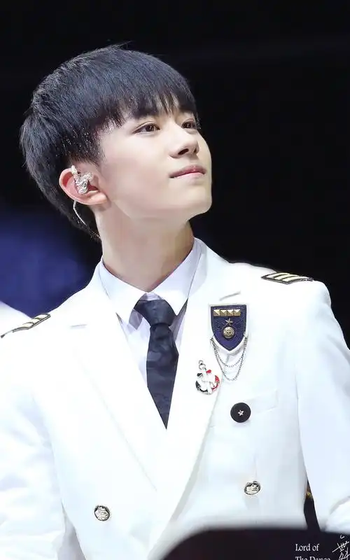 tfboys易烊千玺海军制服清秀帅气图片