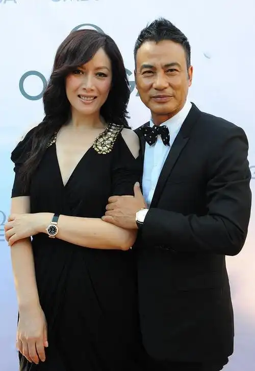 任达华小12岁妻子美得好大气,穿褶皱裙很有超模范,气质更高级_腾讯