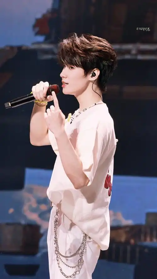 张真源超话08#张真源 live之神#"与你相遇的每一刻也是我印象最深的