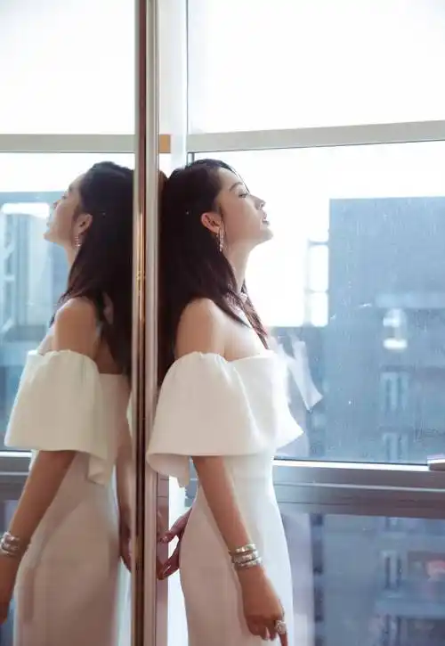 李沁清冷气质太解暑,翠绿渐变纱裙移不开眼,身材前v领太惊艳_时尚