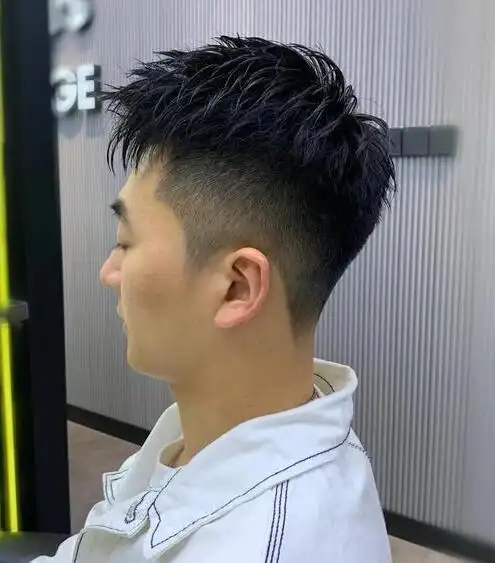 喜欢个性短发造型又不想剪飞机头发型的男生,可以试试剪上面这款前刺