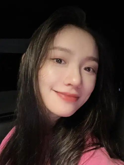 林允晒素颜照肌肤白嫩 闭眼灿笑感染力超强_内地星闻_大众网