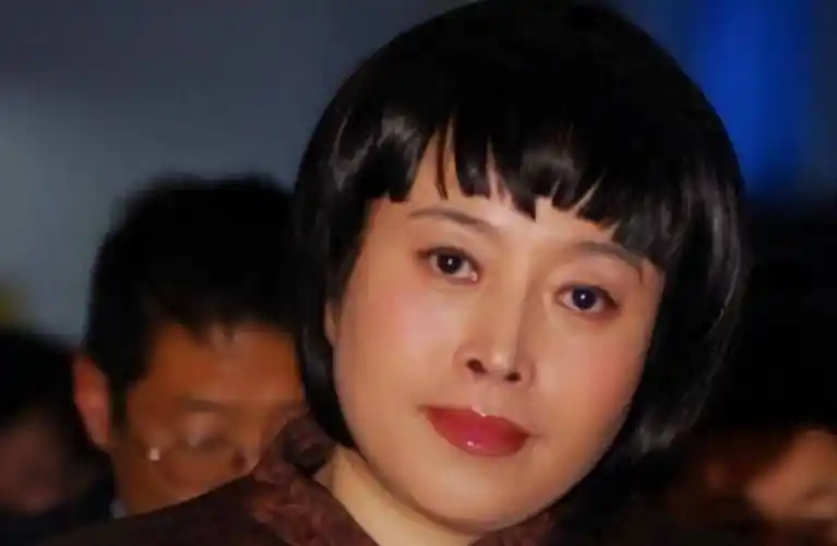 丁嘉丽,年轻时没管好下半身,如今为此付出代价,64岁依旧单身_嘉丽和