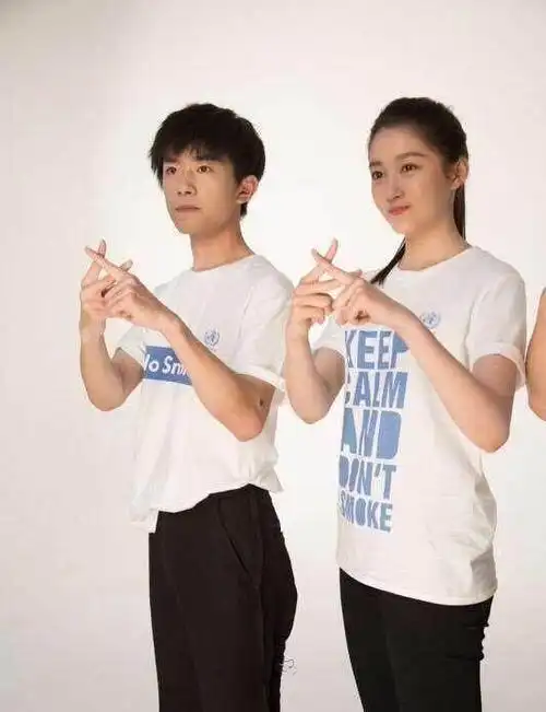 易烊千玺关晓彤同框穿白t青春感溢出屏幕啦