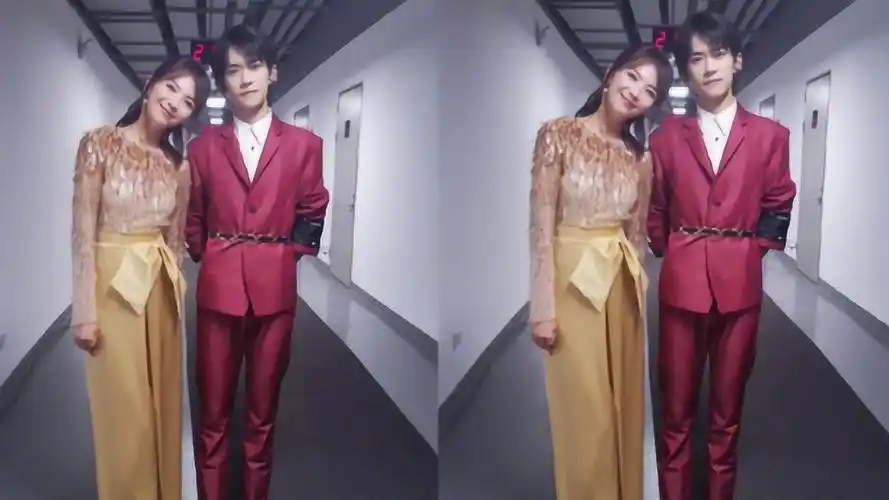 易烊千玺刘涛后台合影涛姐靠在千玺肩头甜笑大佬站姿好乖巧