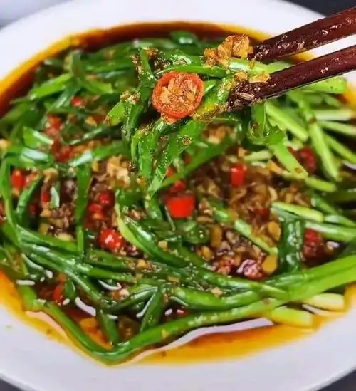 韭菜新吃法,这样做的"凉拌韭菜"特别下酒,颜色味道都太棒了