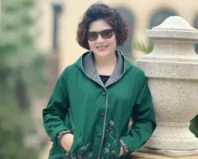 大胖脸老年女士减肥是不可能的了,那么就梳理这款齐肩中分短烫发发型