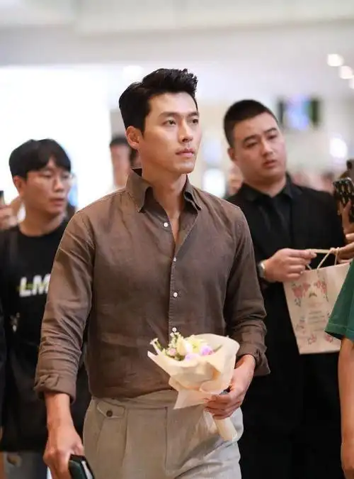 玄彬最新机场未p照侧颜优越身材也很好人群中个子最高头最小