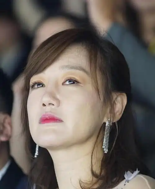 40岁薛佳凝久违出镜未修近照老成这样还是当年的哈妹