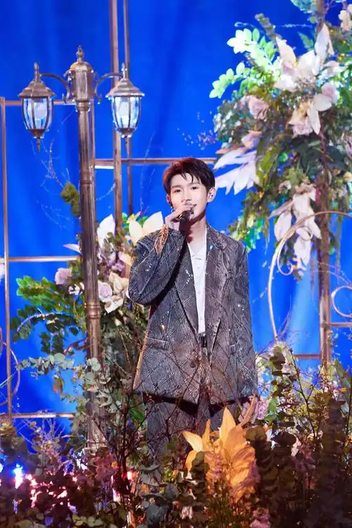 王源双台跨年演唱穿过寒冬拥抱你美好治愈温暖迎新年