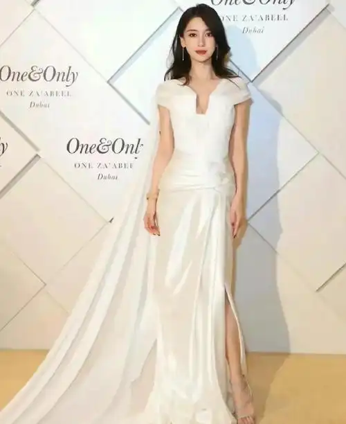 杨颖复出无望穿旗袍现身国外红毯时尚圈成了救命稻草