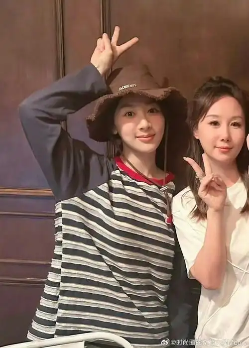 昨天杨紫和乔欣的最新聚会合照咱来看看各自的状态