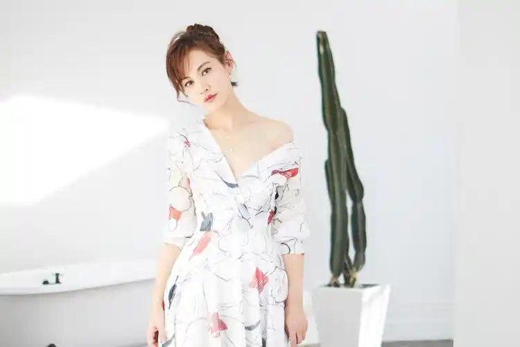 杨雪时尚写真曝光 心态平和展现自我风采_手机搜狐网