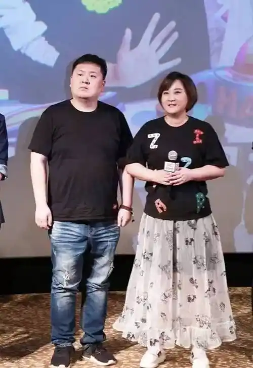 一个是徐俊聪,他扮演贾玲的岳父;另一个是孙继斌,他扮演儿子的队长