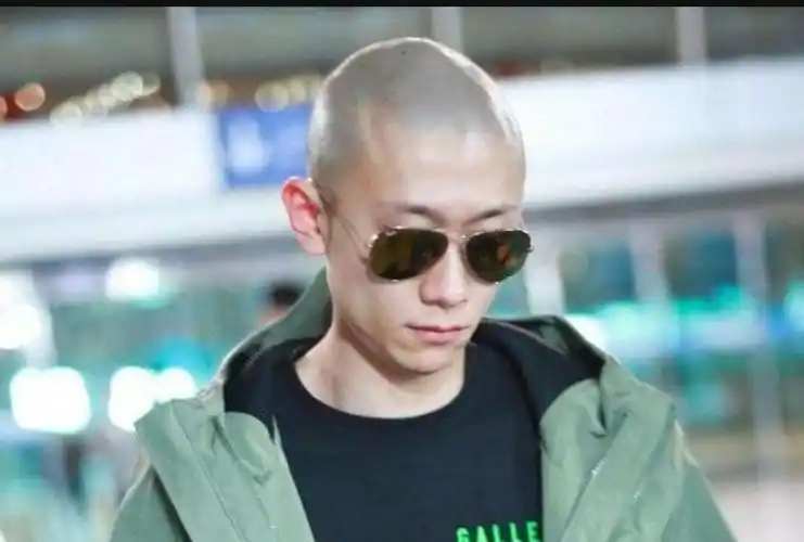 一般男生不敢尝试的光头造型,被张一山轻松驾驭,尽显成熟魅力!