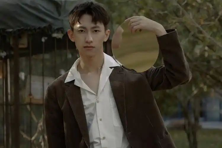 俞彬最新eptone首发成长是踩着荆棘盛放成玫瑰