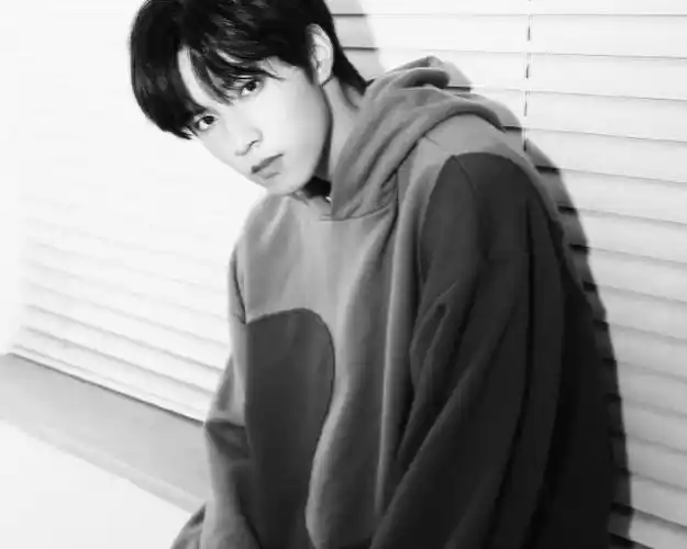 刘耀文晒黑白比耶随拍##刘耀文黑白氛围感随拍