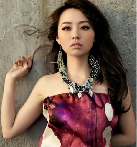 张靓颖早期出席活动,抹胸装 偏分卷发,完美诠释时尚达人气质!