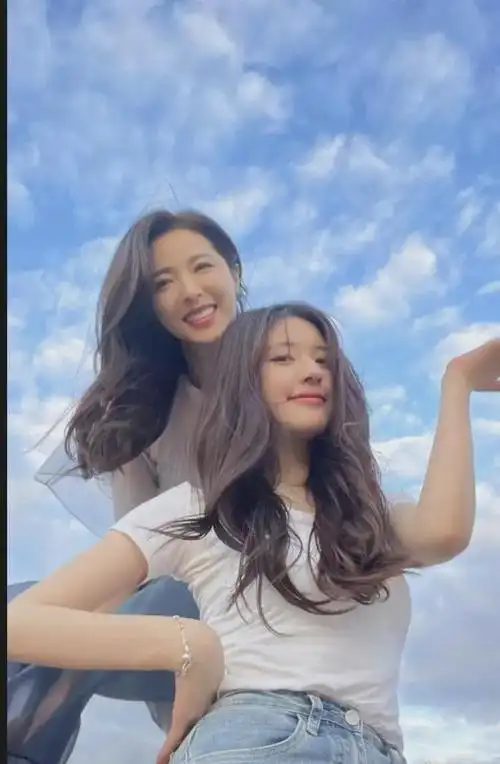 25岁赵露思和47岁曾黎合照,一个像网红一个像明星|古装|张柏芝|保剑锋