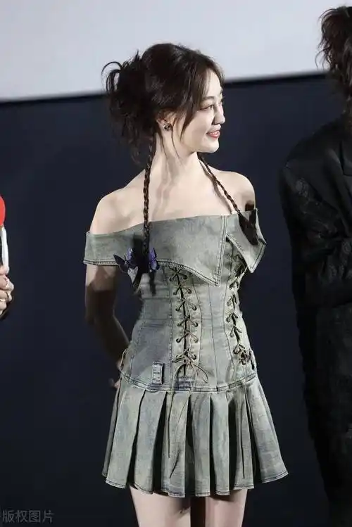 祝绪丹出席电视剧烈焰抖音追剧团活动一字肩短裙甜美俏皮