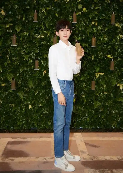 王源也太瘦了吧当他穿白衬衫配牛仔裤时腿好像一对竹竿