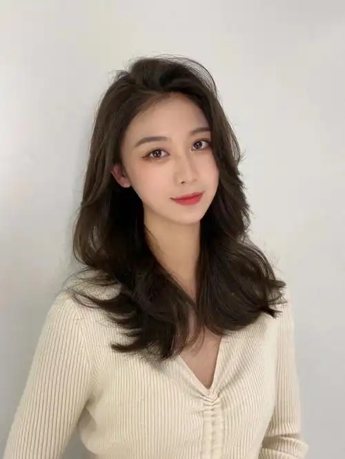 夏季发色女土发型夏季发型中长发锁骨发漫画刘海法式春夏流行中长发