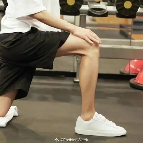 王俊凯|最新照片公开,白t搭配黑色运动短裤,男友力max!