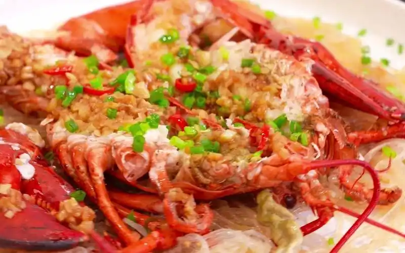 龙虾朵吃说吃大龙虾,超市里现买回来的波士顿龙虾配上超香的蒜蓉做法!