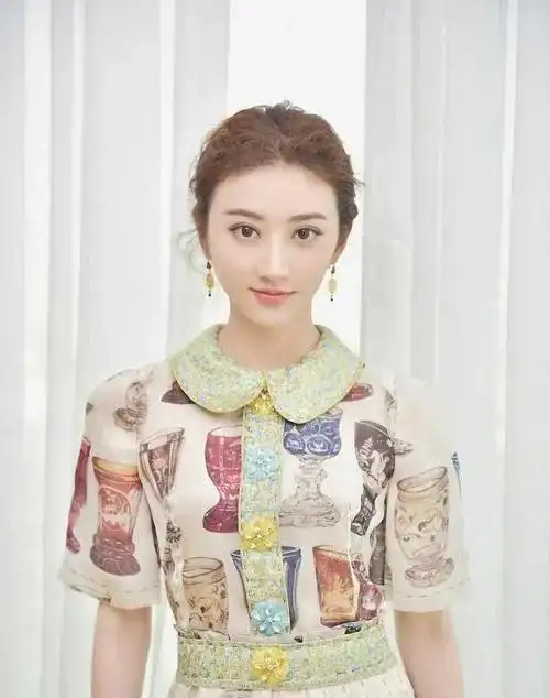 吴谨言和景甜是典型的瓜子脸,太阳穴的位置都比较饱满,比较宽一些