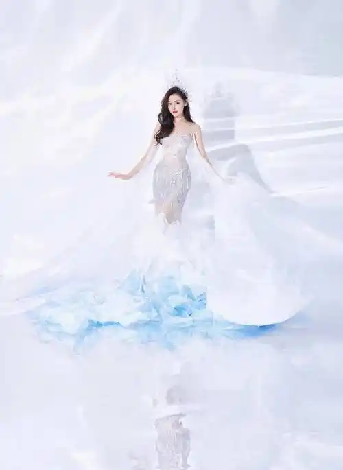 原创张天爱cos美人鱼穿白色亮片鱼尾裙仙气又妖娆