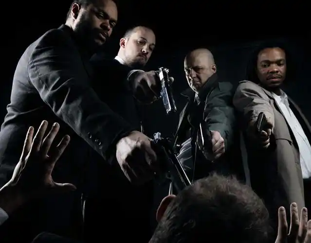 室内,白天,仰视,西装,竞争,射击,欧洲,黑人,欧洲人,五个人,一排,对抗