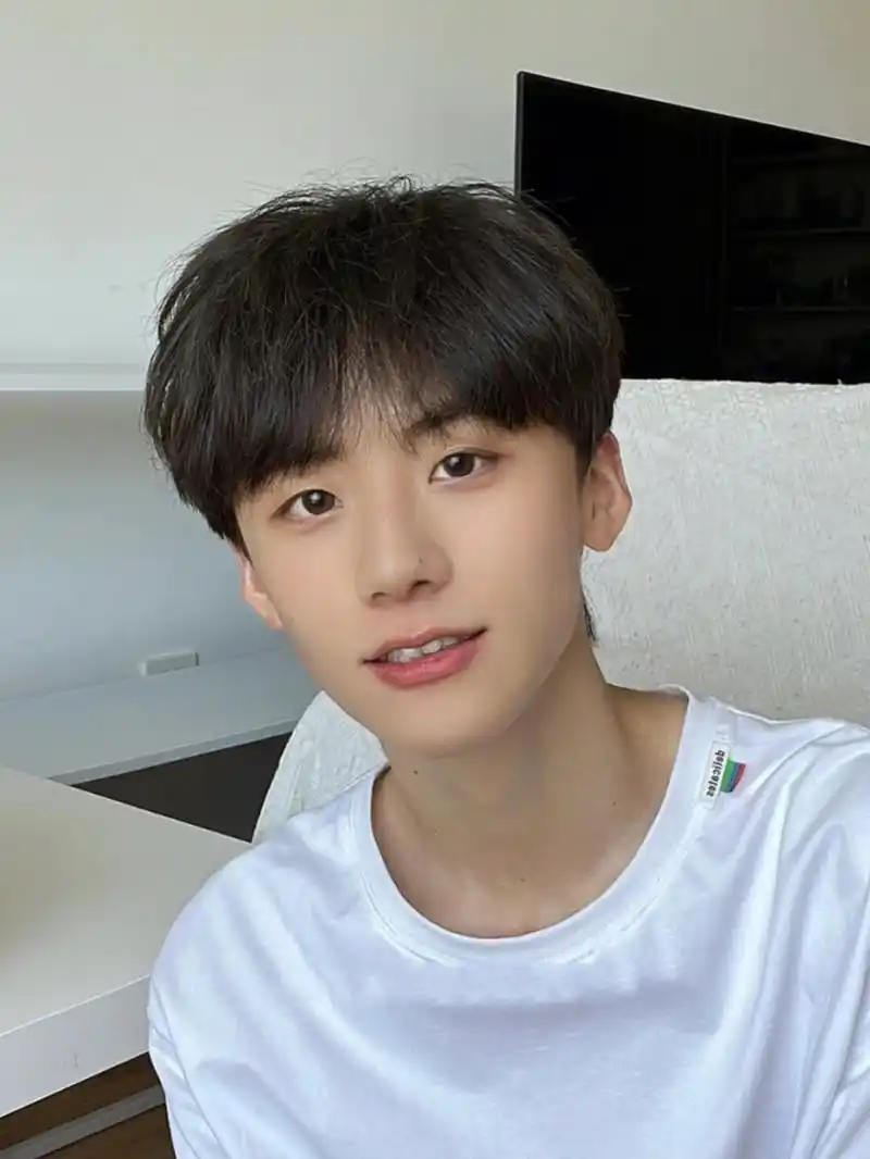 少年感十足的自然微分碎盖发型 男生碎盖发型这个发型不挑脸型,还减龄