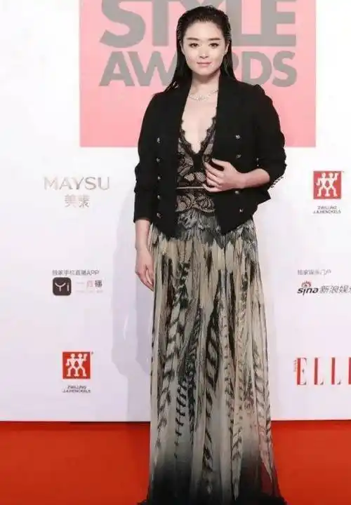 原创蒋欣造型又翻车了深v连衣裙配黑西装显胖10斤终于信有130斤