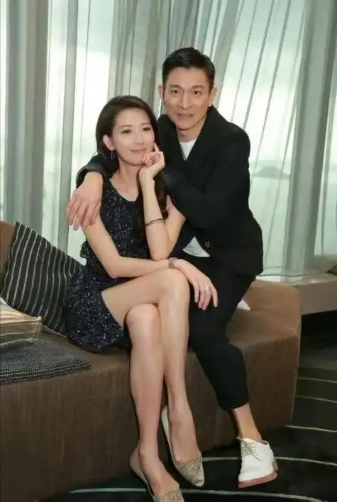 刘德华林志玲亲密合影男的穿西装帅气稳重女的穿开衩裙好撩人