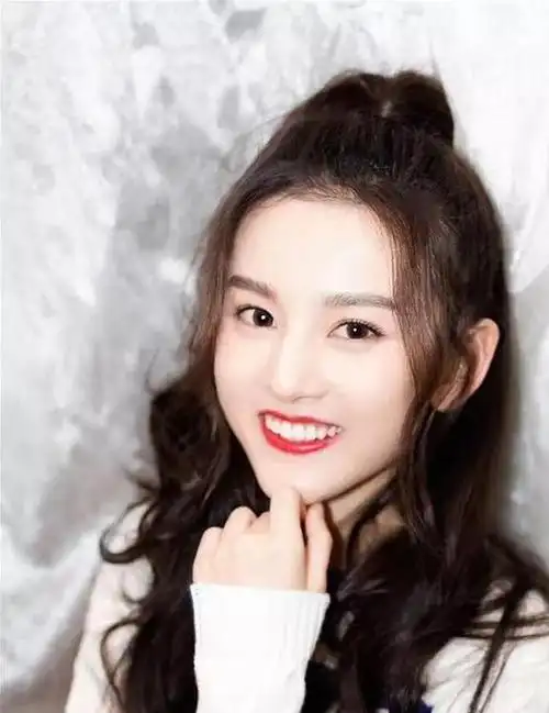 "丸子头"已过时了!今年流行的是"苹果头",时髦减龄,显脸小