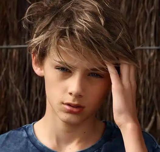 will拥有清秀精致的五官,钻石般的蓝眼睛,从小就散发着美少年气质.