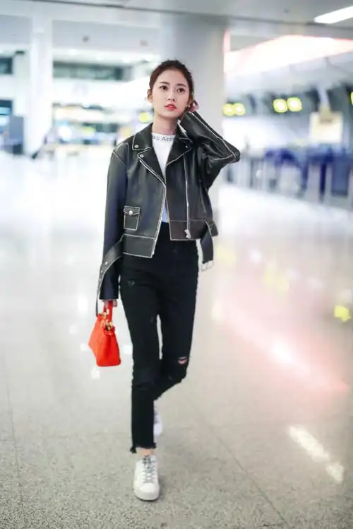 原创赵敏陈钰琪真高调穿8千的皮衣配2万5的包才刚红就这么大手笔