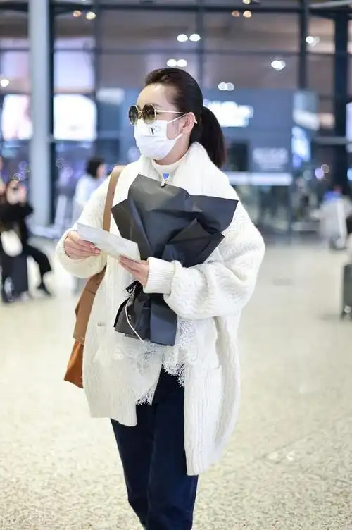 秦海璐出现在上海机场围着漂亮的白色丝巾显得特别地年轻