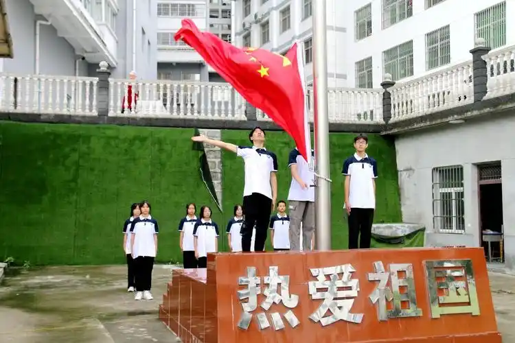 安康市汉滨区大河中学举行2022级高一新生国防教育结业仪式_义务教育