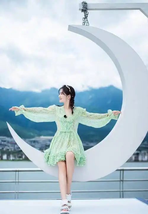 谢娜认真打扮"美爆"了,穿薄荷绿连衣裙配麻花辫,俏皮像少女_裙子_女性