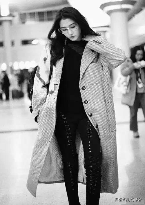 关晓彤机场造型穿得真好看黑大衣搭贝雷帽露脚踝却理解不了