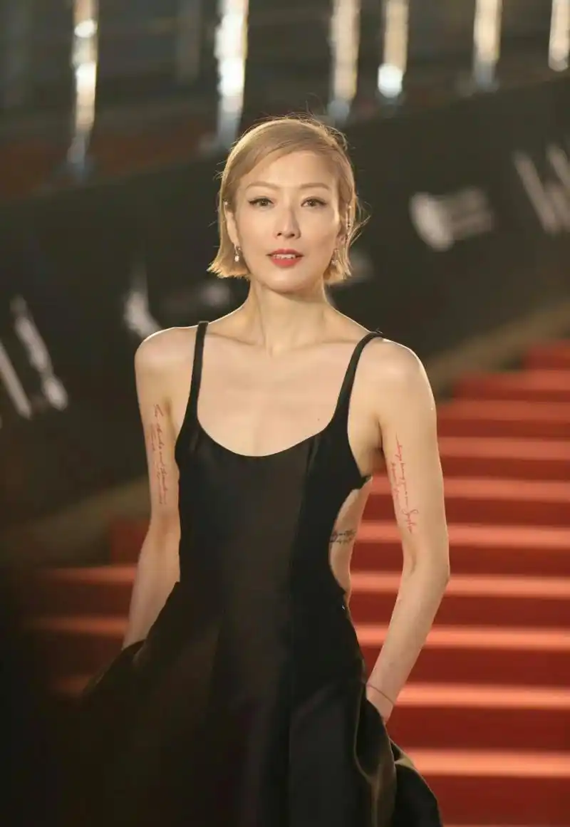 51岁郑秀文金像奖红毯,身穿吊带露背黑裙,又大气又性感!