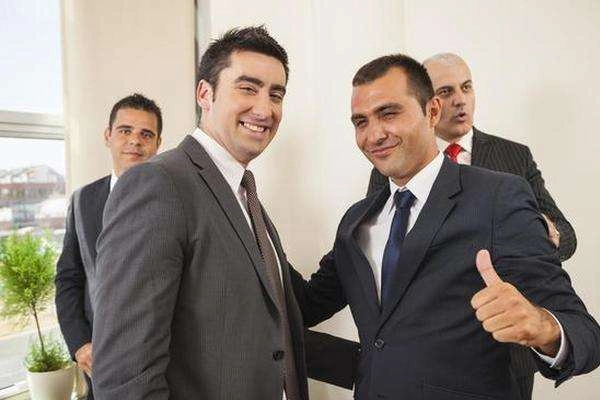 碰到对自己耍官威的领导,该如何应对呢?-剧情奥秘