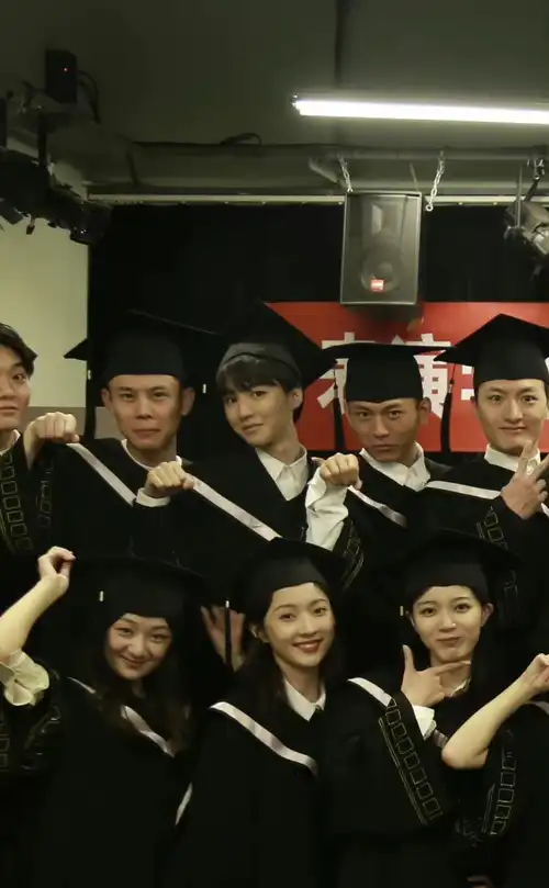 王俊凯与童年拍照姿势一样,甚至不如小时候霸气,狂拽酷炫_张保庆_样子