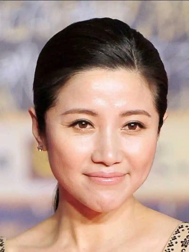 原创颜丙燕越来越会穿,穿宽肩吊带连衣裙长裙出席活动,魅力十足