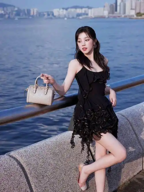 宋雨琦这气质真的太完美了!黑色系吊带裙造型,好嫩好邻家的感觉啊