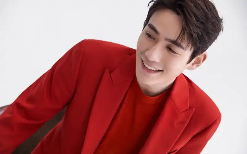 朱一龙魅力西装写真桌面壁纸