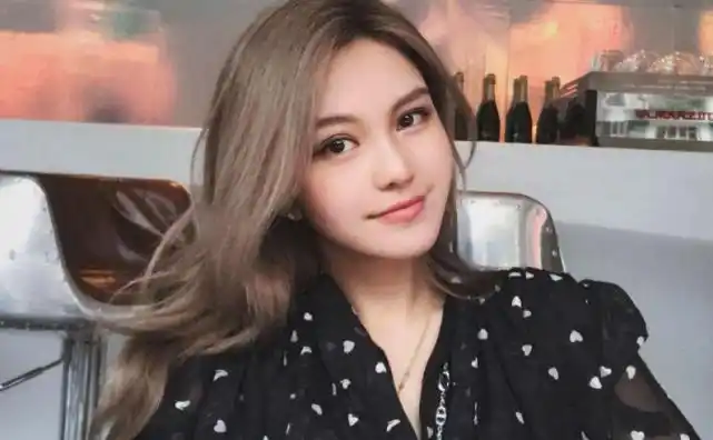 罗志祥生日女友送惊喜在生日派对当中首次秀恩爱