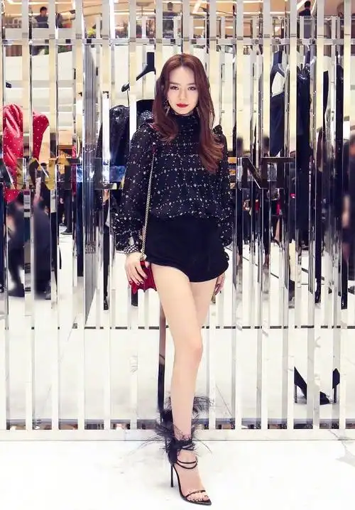 戚薇真是厉害了,足球服配牛仔裤解锁新花样,这样穿特别显腿长!