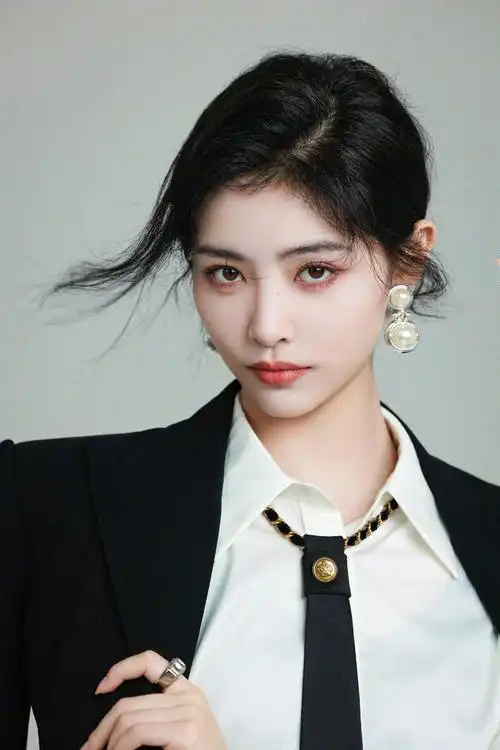 许佳琪分享工作照十八宫格,美女穿职业装好飒 姐姐好好工作……_高清